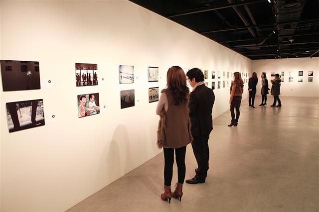 2일 서울 서초구 서초동 예술의전당 V-갤러리에 마련된 ‘사진, 우리가 만드는 현재’ 기부 사진전을 찾은 관람객들이 트위터의 사진애호가들이 출품한 작품들을 감상하고 있다.