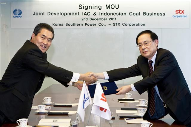 김대유(오른쪽) ㈜STX 사장과 이상호 한국남부발전 사장이 지난 2일 서울 STX남산타워에서 인도네시아 ‘STX·IAC 광산’ 투자를 위한 양해각서(MOU)를 교환하며 악수하고 있다. STX그룹 제공