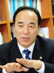 외통위원장에 김충환 의원