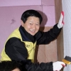 중구청장, 어려운 이웃 집수리에 팔걷어