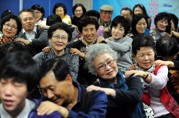 가슴속 깊은 곳에서 터져 나오는 웃음은 내장 마사지가 돼 생활에 활력을 불어 넣는 기능을 한다. 서울역에 위치한 한국웃음치료협회의 프로그램에 참여한 시민들이 강의를 들으며 밝게 웃고 있다.