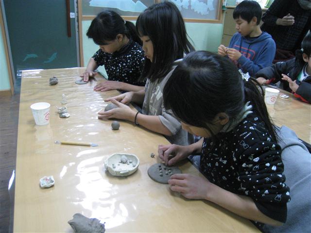 저소득층 아동들이 지난 8일 중랑구 드림스타트센터에서 도자기 만드는 법을 배우고 있다. 