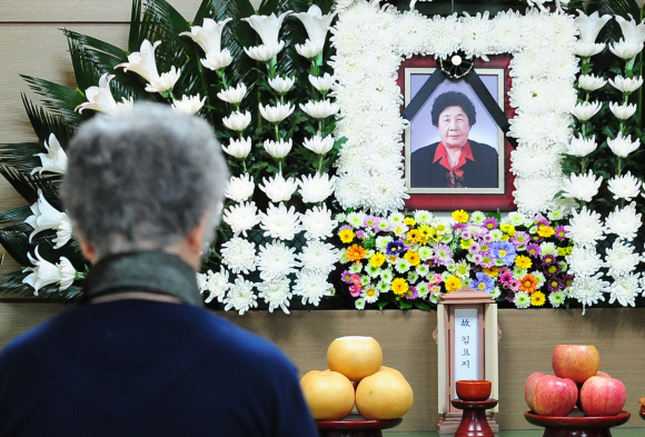 13일 세상을 떠난 일본군 위안부 피해자 김요지 할머니의 빈소가 마련된 서울 영등포구 신화병원 장례식장을 찾은 한 여성이 조문을 하고 있다. 손형준기자 boltagoo@seoul.co.kr