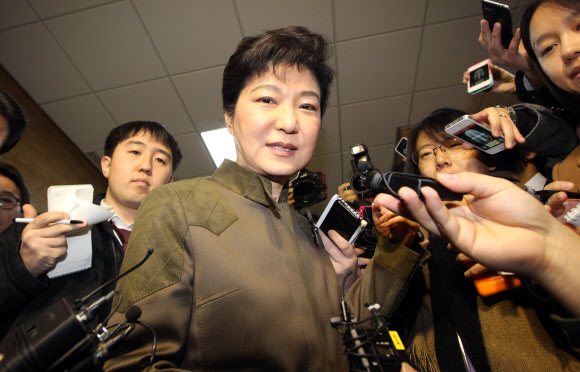 한나라당 박근혜 전 대표가 15일 국회에서 열린 의원총회가 끝난 뒤 취재진에 둘러싸여 질문을 받고 있다.  연합뉴스
