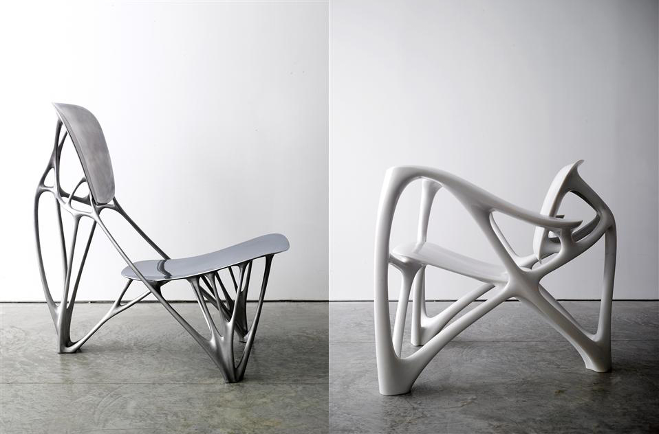 의자가 자연상태에서 탄생해 스스로 진화했다면 어떤 형태일까. 네덜란드 작가 요리스 라르만이 그런 의문에서 만든 의자 작품들. 알루미늄(왼쪽)과 대리석으로 각각 만들었다.