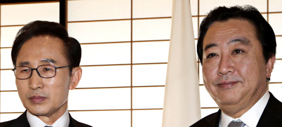 이명박(왼쪽) 대통령이 18일 교토 영빈관에서 열린 한·일 정상회담에서 굳은 표정을 한 채 노다 요시히코 일본 총리와 기념촬영을 하고 있다. 교토 연합뉴스