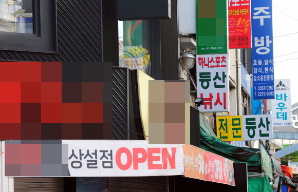 아웃도어 매장들이 몰려 있는 서울 종로5가. 아웃도어 의류의 가격 거품 논란이 일고 있는 가운데 각 매장에서는 다양한 브랜드의 제품을 저마다 할인율을 제시하며 판매하고 있다. 정연호기자 tpgod@seoul.co.kr