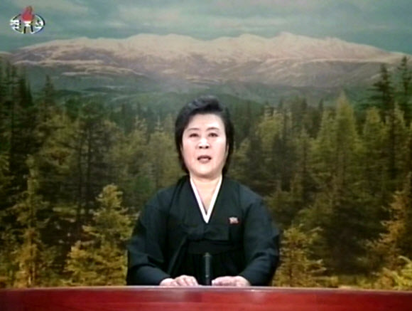 북한 조선중앙TV 아나운서가 검은 상복을 입은 채 19일 김정일 국방위원장이 17일 8시30분 과로로 열차에서 사망했다고 발표하고 있다. 연합뉴스