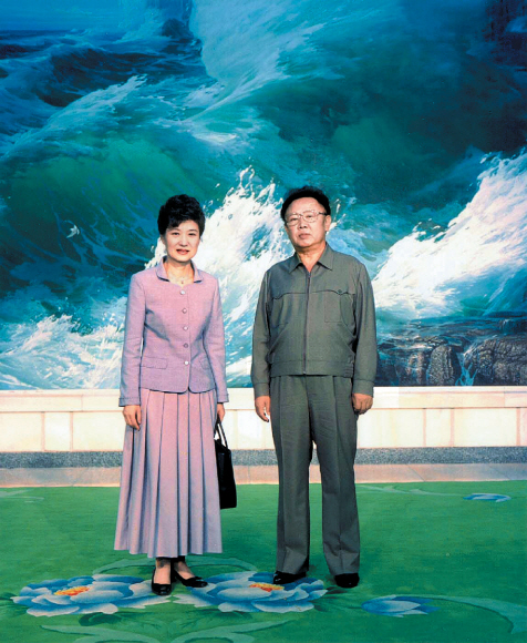 2002년 5월 13일 방북한 한나라당 박근혜 전 대표와 김 위원장이 평양 백화원초대소에서 기념촬영을 하고 있다.  