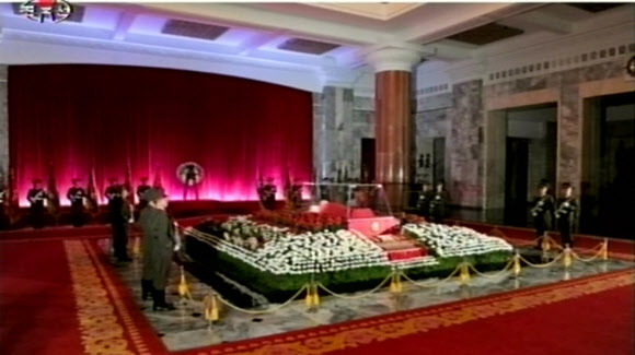 북한 조선중앙TV가 20일 오후 금수산기념궁전의 김정일 국방위원장의 시신을 공개하고 있다.