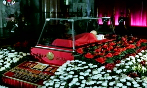 북한 조선중앙TV가 20일 오후 금수산기념궁전의 김정일 국방위원장의 시신을 공개하고 있다.