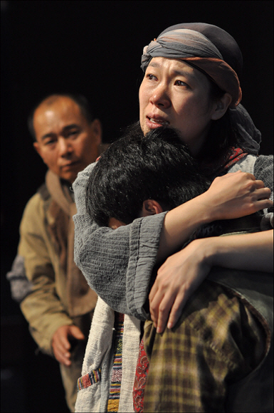 쥐 가족 유랑극단의 얘기를 다룬 연극 ‘쥐의 눈물’