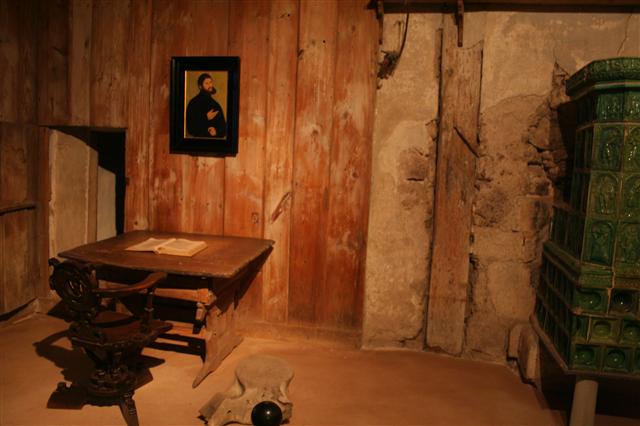 쫓기던 루터가 숨어서 성경을 번역했던 바르트부르크성 안의 방. 도망자 루터는 기사인 척 수염을 길렀는데 방에 걸린 초상화에서 변장한 루터의 모습을 볼 수 있다.