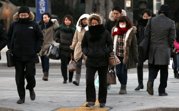 찬 대륙고기압의 영향으로 서울 아침 -11도 등 전국에 맹추위가 계속된 23일 오전 서울 광화문 일대에서 시민들이 방한대비를 하고서 출근길을 서두르고 있다.  연합뉴스