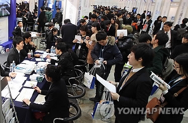 채용정보 박람회를 찾은 취업준비생과 구직자들이 인사담당자와 상담을 하고 있다.  연합뉴스