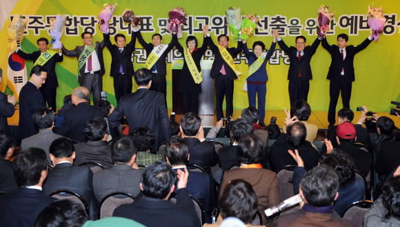 26일 서울 서초구 양재동 교육문화회관에서 열린 민주통합당 당 대표 및 최고위원 선출을 위한 예비경선에서 관문을 통과한 9명의 후보들이 무대에 올라 꽃다발을 들어 올리며 인사하고 있다. 도준석기자 pado@seoul.co.kr