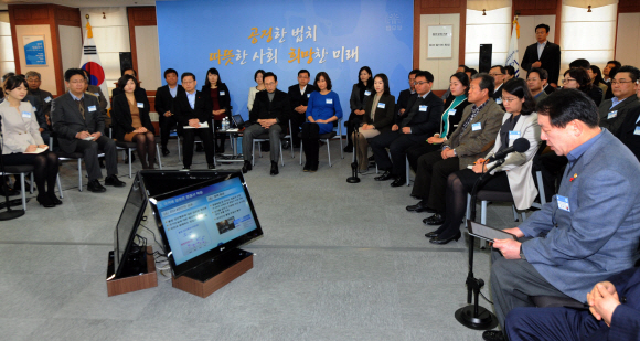 이명박(앞줄 왼쪽 세 번째) 대통령과 김황식(앞줄 왼쪽 두 번째) 국무총리가 26일 경기 과천 정부종합청사에서 권재진(맨 오른쪽) 법무부 장관으로부터 2012년 법무부 업무보고를 받고 있다.  청와대사진기자단