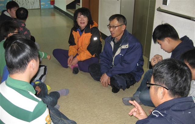 28일 누리재활원을 찾은 김우겸(안경 쓴 이) 집배원이 원생들에게 언제나 꿈과 희망을 잃지 말라며 격려하고 있다.  우정사업본부 제공