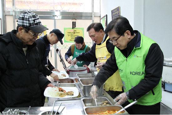 정일영(오른쪽 첫 번째)교통안전공단 이사장이 지난 14일 인천 민들레국수집에서 배식봉사를 하고 있다.  교통안전공단 제공