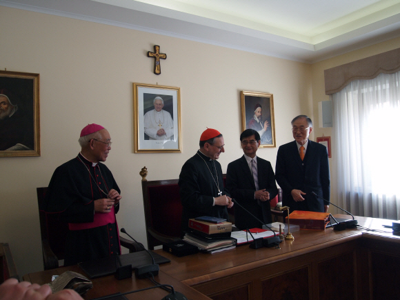 한국 평신도 대표들이 로마 교황청을 방문해 순교자들의 시복시성을 위한 평신도들의 노력을 전하면서 시복시성을 촉구하고 있다.  한국천주교 평신도사도직단체협의회 제공