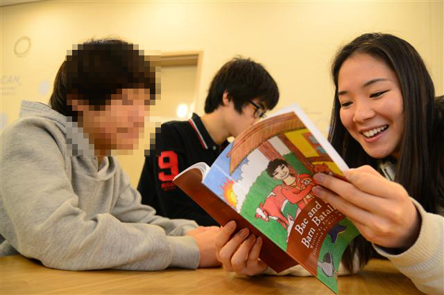 5일 오후 서울 은평구 구산동 은평천사원에서 문윤영(24·여)씨가 원생들에게 영어동화책을 읽어주고 있다.