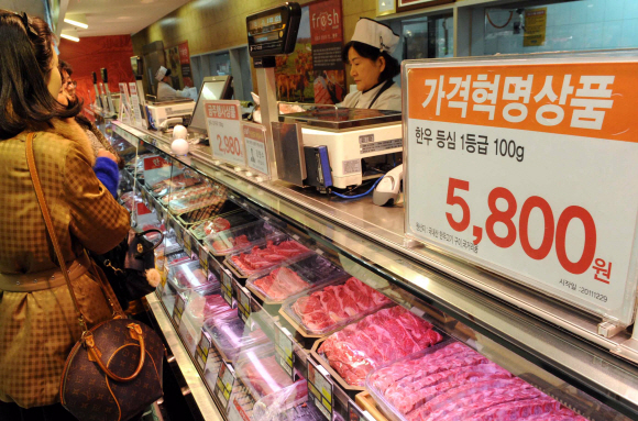 한우·미국산 가격차 2배  6일 오후 서울시내 한 마트의 고기 코너에서 한우 등심 1등급 가격(100g)을 대폭 할인(5800원)했지만 미국산에 비해 2배 이상 비싸게 팔리고 있는 상황이다. 이언탁기자 utl@seoul.co.kr