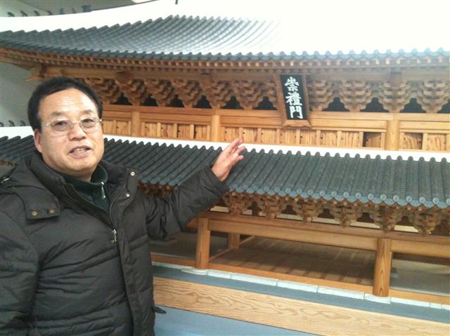 숭례문 복구의 목공사를 맡고 있는 신응수 대목장이 6일 오후 서울 종로구 창성동 자신의 사무실에서 전통 방식으로 제작한 숭례문 모형을 가리키며 복구 공사 중단과 관련한 자신의 입장을 설명하고 있다.