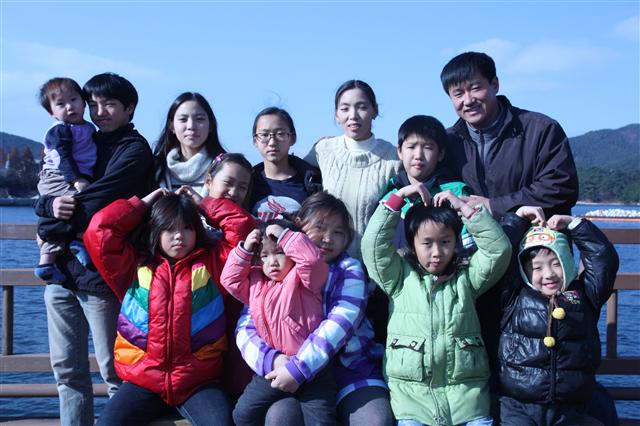 5남 6녀나 되는 다둥이 자녀를 둔 이철락(뒷줄 오른쪽 첫번째)·김남숙(뒷줄 오른쪽 세번째) 부부 가족이 행복한 새해를 다짐하며 기념촬영을 하고 있다.