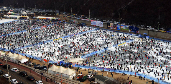 2년만의 ‘화천 산천어축제’… 고기반 사람반 