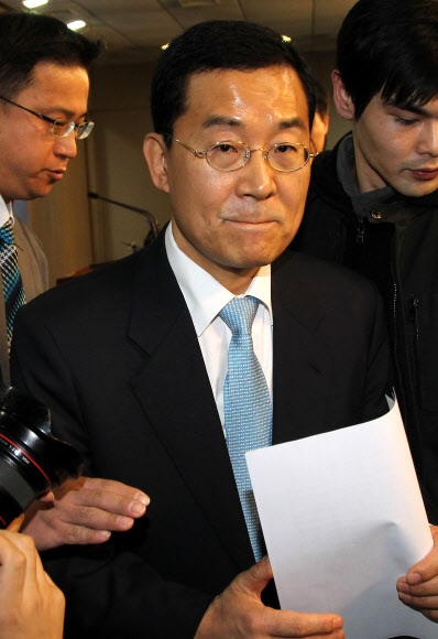 한나라당 고승덕 의원이 9일 오후 국회 정론관에서 ‘돈봉투’사건과 관련해 기자회견을 한 뒤 회견장을 나서고 있다.  연합뉴스