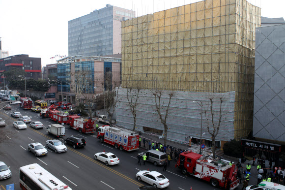 10일 오전 서울 역삼동의 한 빌딩이 리모델링 공사중 붕괴돼 인부 1명이 매몰됐다. 사진은 사고가 일어난 역삼동 빌딩 모습. 연합뉴스