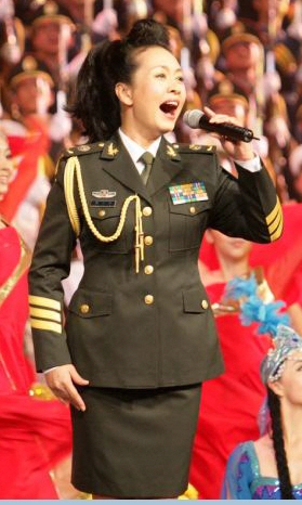 시진핑 부주석의 아내 펑리위안이 군복 차림으로 노래하고 있다. 서울신문 포토라이브러리