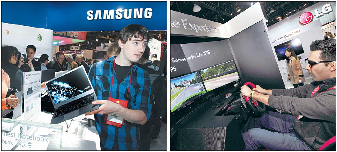 10일(현지시간) 미국 라스베이거스에서 개막한 ‘CES 2012’ 삼성전자 전시 부스(왼쪽)에서 한 관람객이 삼성 뉴시리즈9 노트북을 들어보고 있다. LG전자의 3D 게임존(오른쪽)에서 관람객이 시야각, 선명도가 탁월한 IPS 패널 탑재 모니터로 3D 레이싱 게임을 즐기고 있다.  삼성전자·LG전자 제공