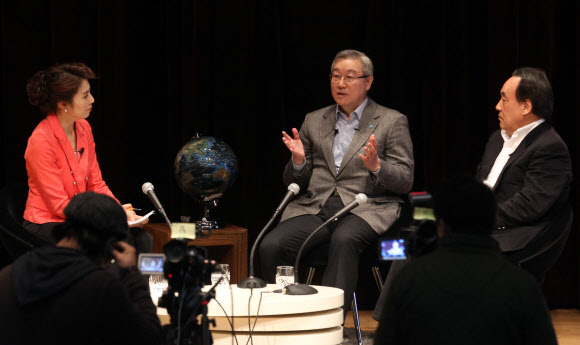 김성환(가운데) 외교통상부 장관이 12일 오전 서울 종로구 도렴동 외교통상부 청사에서 외교현안을 주제로 SNS 생중계 ‘토크콘서트’를 열고 하영선(오른쪽) 서울대 교수와 대담을 하고 있다.  연합뉴스