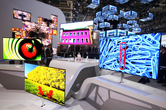 CES 2012에서 ‘포퓰러사이언스(최고 제품상)’ 등 주요 매체들이 주는 상들을 휩쓴 삼성전자의 55인치 슈퍼 OLED-TV. 혁신적인 기술로 세계인들의 탄성을 자아낸 선명함이 돋보인다. 삼성전자 제공 