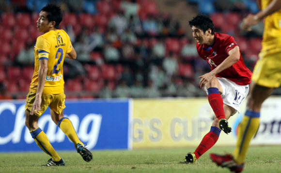 김동섭(오른쪽)이 15일 방콕의 라자망갈라 국립경기장에서 열린 태국 대표팀과의 킹스컵 국제축구대회 첫 경기 전반 42분 기막힌 터닝슛으로 선제골을 뽑아내고 있다. 방콕 연합뉴스