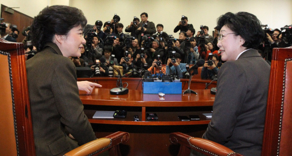 ‘女·女대표’에 쏠린 눈   한나라당 박근혜(왼쪽) 비상대책위원장과 민주통합당 한명숙 대표가 17일 국회 한나라당 비상대책위원장실에서 만나 4·11 총선에서 개방형 국민참여경선제도를 도입하기 위한 공직선거법 개정 필요성에 대해 논의하고 있다.  김명국기자 daunso@seoul.co.kr 