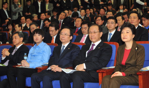17일 오후 국회에서 열린 한나라당 비상대책위원-국회의원 연석회의에서 박근혜(오른쪽) 비상대책위원장을 비롯한 의원들이 권영세 사무총장의 당무보고를 경청하고 있다. 김명국기자 daunso@seoul.co.kr