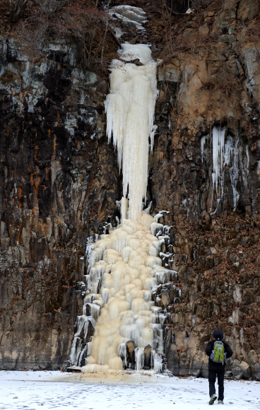 송대소 인근의 주상절리 절벽에 생긴 얼음폭포. 겨울에만 만날 수 있는 풍경이다.