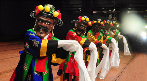 국립국악원 무용단원들이 처용무의 춤사위를 펼쳐 보이고 있다. 다섯 처용이 입고 있는 오방색의 옷은 오방과 오행, 사계절의 상생과 조화를 보여 준다.