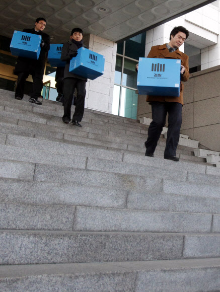30일 검찰 수사관들이 서울 종로구 도렴동 외교통상부를 압수수색해 확보한 자료를 담은 박스를 들고 나오고 있다. 연합뉴스 