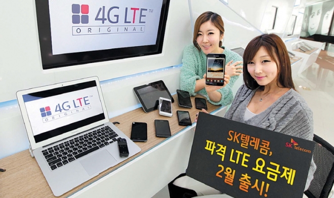 SK텔레콤 직원들이 31일 다양한 요금제의 LTE 스마트폰을 선보이고 있다. SK텔레콤은 LTE 서비스 가입자 100만명 돌파를 기념해 이날 오전 10시부터 낮 12시까지 자사 LTE고객들에게 최신 영화 VOD 한 편을 제공하는 이벤트를 펼친다. SK텔레콤 제공