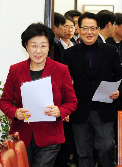 한명숙(왼쪽) 민주통합당 대표가 3일 국회에서 열린 최고위원회의에 참석하기 위해 회의장에 들어서고 있다. 정연호기자 tpgod@seoul.co.kr