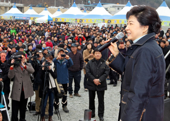 박근혜 새누리당 비상대책위원장이 6일 자신의 지역구인 대구 달성군에서 열린 정월 대보름 행사에 참석해 주민들에게 덕담을 하고 있다. 달성 연합뉴스