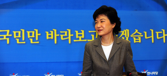 7일 오후 서울 여의도 국회에서 박근혜 새누리당 비대위원장이 불출마 선언을 하는 기자간담회를 갖고 있다.  정연호 tpgod@seoul.co.kr