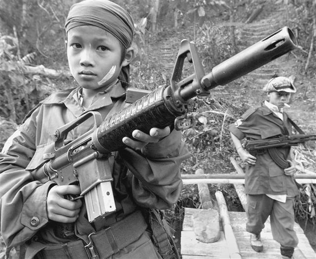 ‘새로운 전쟁’에 필수요소인 소년병들. 2000년 미얀마. AK-47 같은 개인 화기가 상업화된 전쟁의 한 요인이다. 책세상 제공