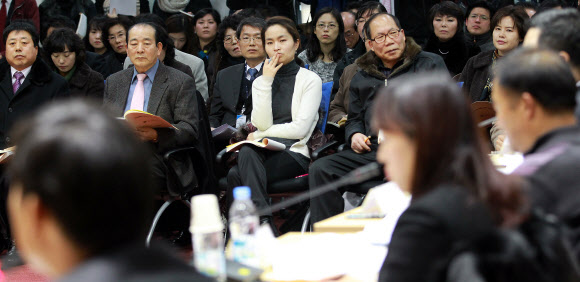 8일 오후 서울 서초구 서초동 대검찰청 디지털포렌식센터(DFC)에서 열린 ‘학교 폭력 근절 세미나’에서 방청객들이 진지한 표정으로 토론자의 발언을 듣고 있다. 연합뉴스