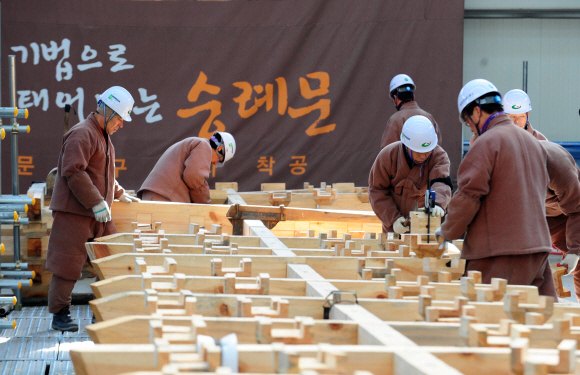 숭례문 화재 참사 발생 4주년인 10일 문화재청은 그동안 진행한 복구 과정과 계획을 공개했다. 현장에서는 목장들이 복구 작업에 여념이 없다. 정연호기자 tpgod@seoul.co.kr