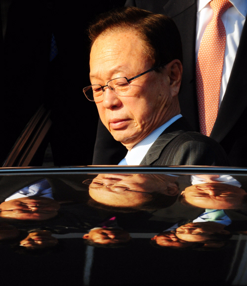 박희태 국회의장이 13일 사퇴서를 낸 뒤 국회를 떠나기 위해 차에 오르면서 착잡한 표정을 짓고 있다.  정연호기자 tpgod@seoul.co.kr