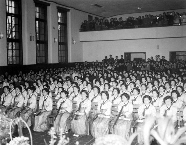1955년 서울여자대학 졸업식에 한복을 입고 참석한 졸업생들의 모습.  국가기록원 제공